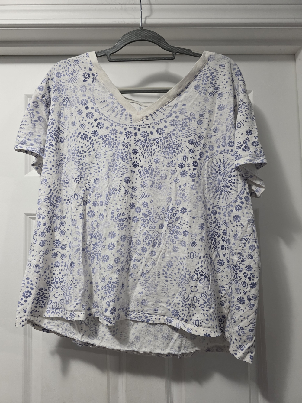 torrid White V-Neck Tee with Blue Medallion Pattern